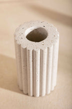 Vase en céramique blanche striée, vue du dessus avec ouverture ovale.