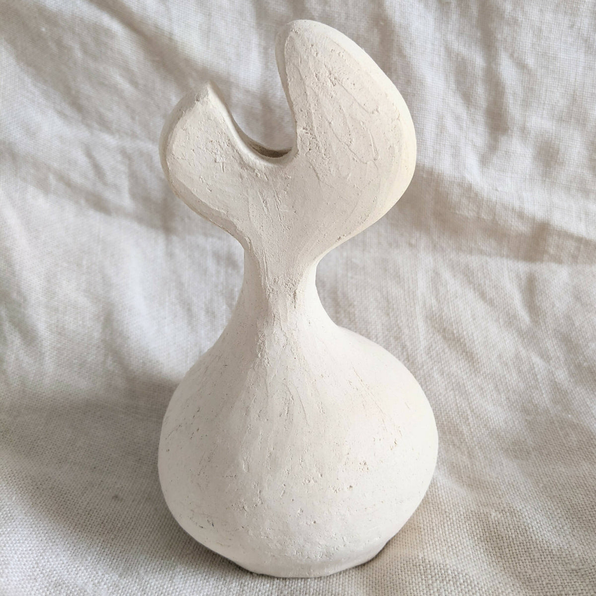 Vase en céramique blanche, forme goutte avec ouverture en U sur le col