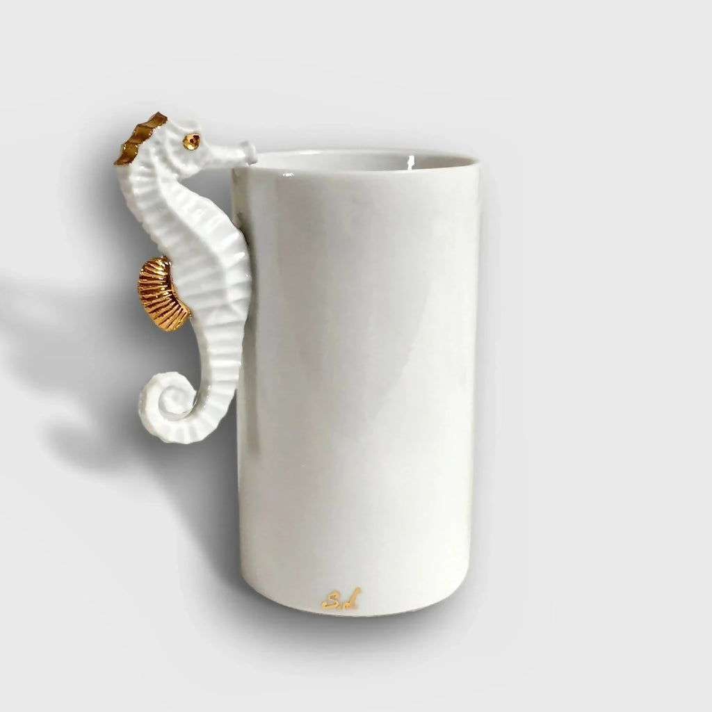Vase blanc cylindrique avec motif hippocampe en relief blanc et accents dorés