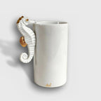 Vase blanc cylindrique avec motif hippocampe en relief blanc et accents dorés