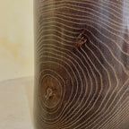 Gros plan sur vase en céramique brun à motifs de lignes ondulées et bordure claire