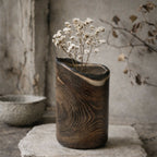 Vase cylindrique en céramique brun avec veinures ondulées, bord intérieur clair et évasé
