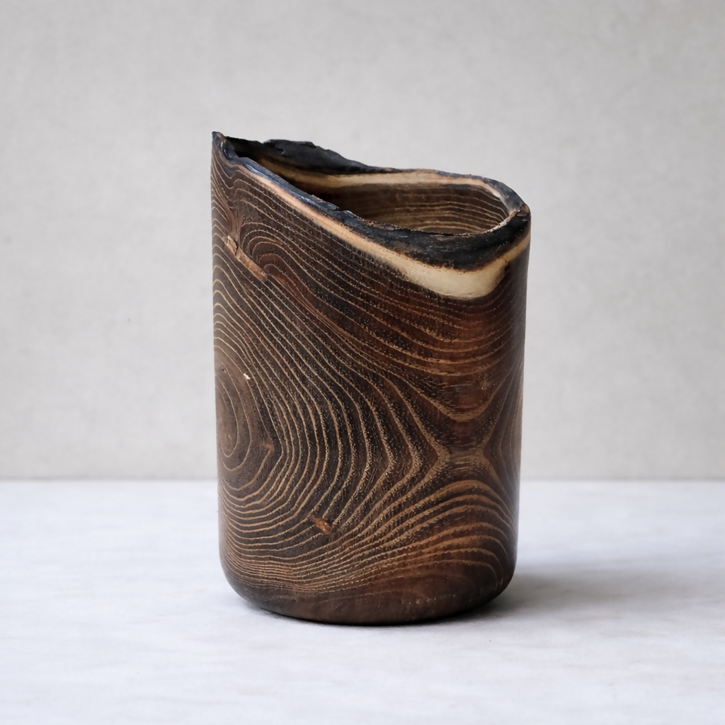 Vase cylindrique en céramique brun foncé, bord intérieur clair, lignes ondulées visibles