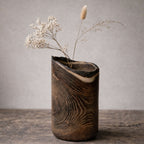 Vase cylindrique en céramique brun foncé avec veinures ondulées et bord intérieur clair