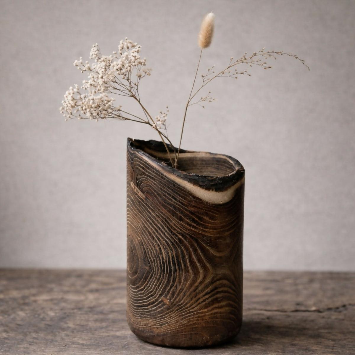 Vase cylindrique en céramique brun foncé avec veinures ondulées et bord intérieur clair