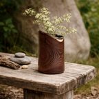Vase en céramique brun foncé à veinures ondulées, ouverture sombre et bords clairs