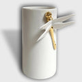 Vase cylindrique blanc avec libellule blanche et accents dorés, posé sur pied.