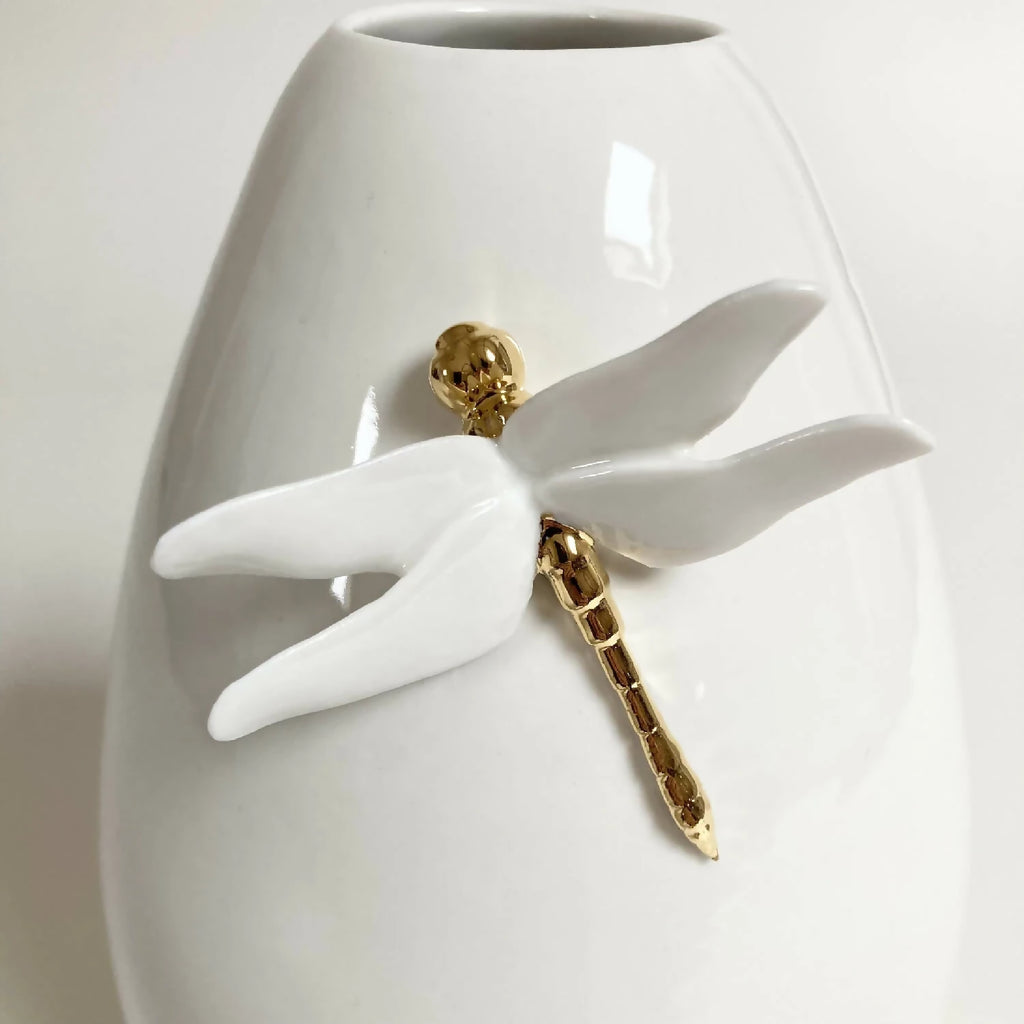 Vase libellule blanc, gros plan : libellule blanche avec corps doré
