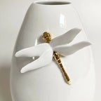 Vase libellule blanc, gros plan : libellule blanche avec corps doré