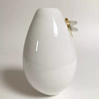 Vase libellule blanc en céramique, vue partielle avec libellule dorée