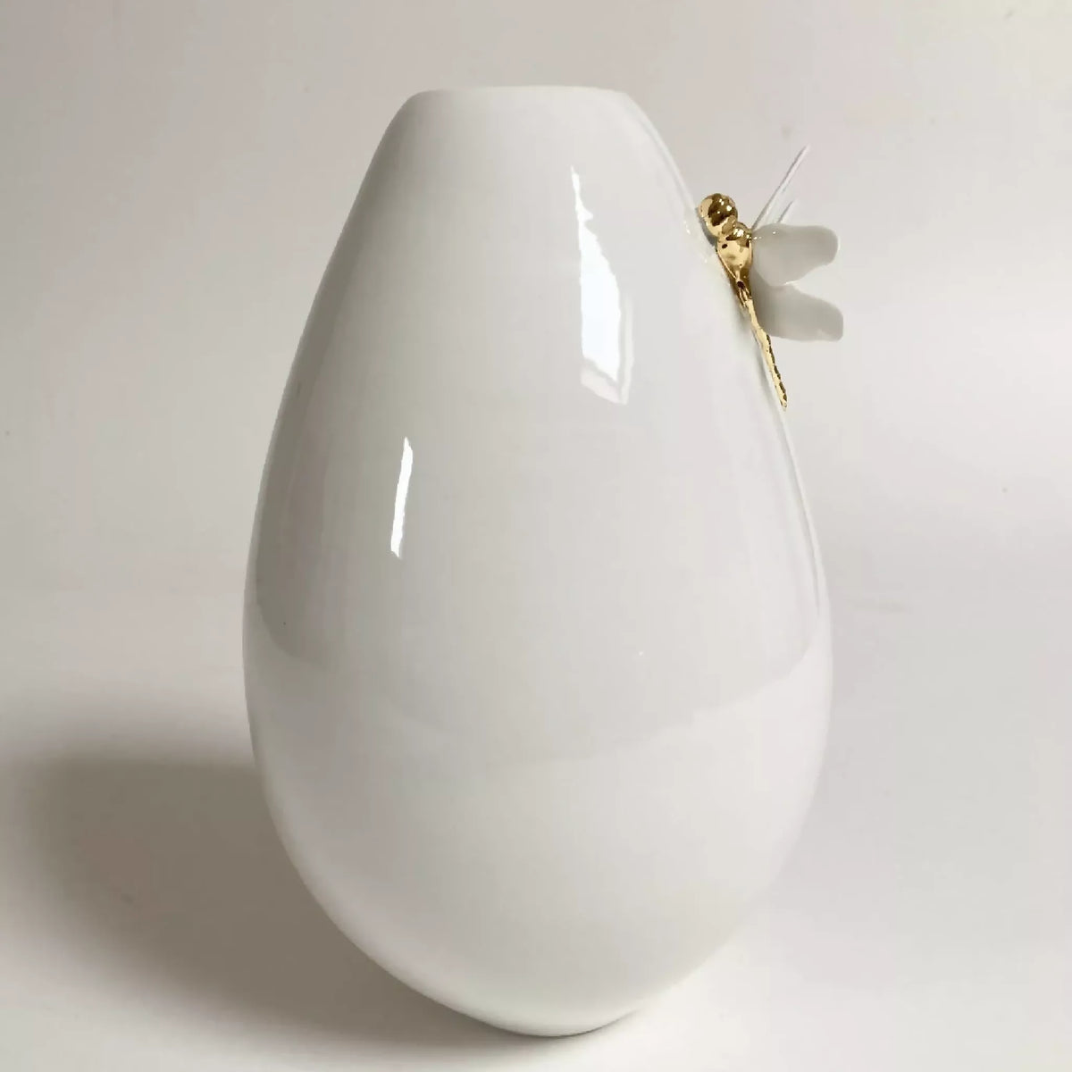 Vase libellule blanc en céramique, vue partielle avec libellule dorée
