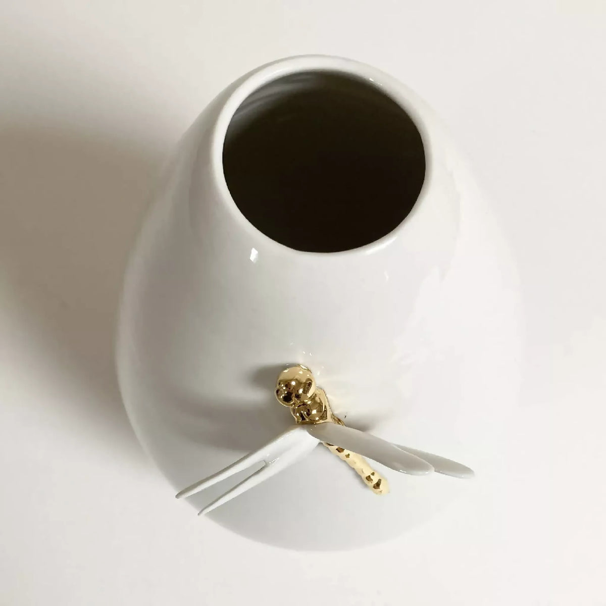 Vase libellule blanc avec ouverture noire et libellule blanche aux accents dorés