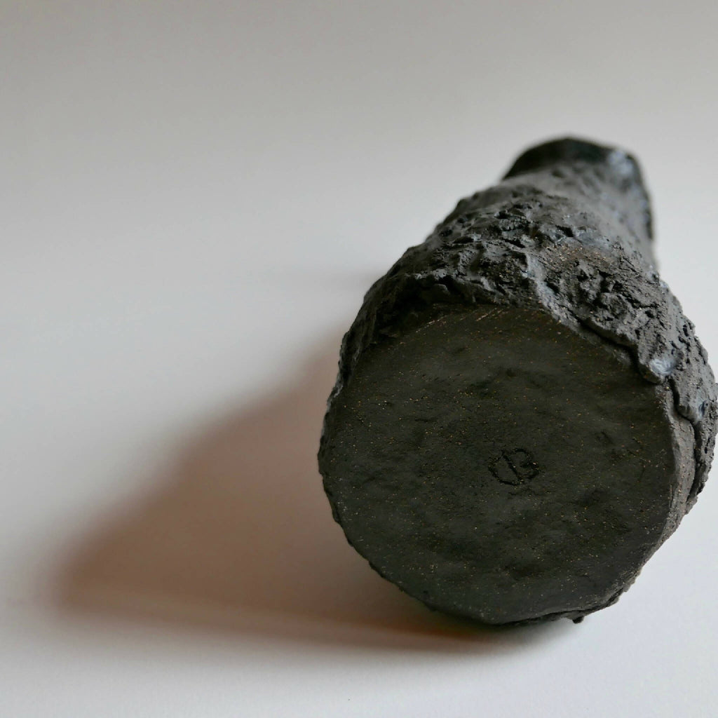 Vase MAGMA : base ronde sombre, surface irrégulière texturée