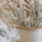 Vase nuage en céramique beige, bord ouvert et herbes décoratives vertes