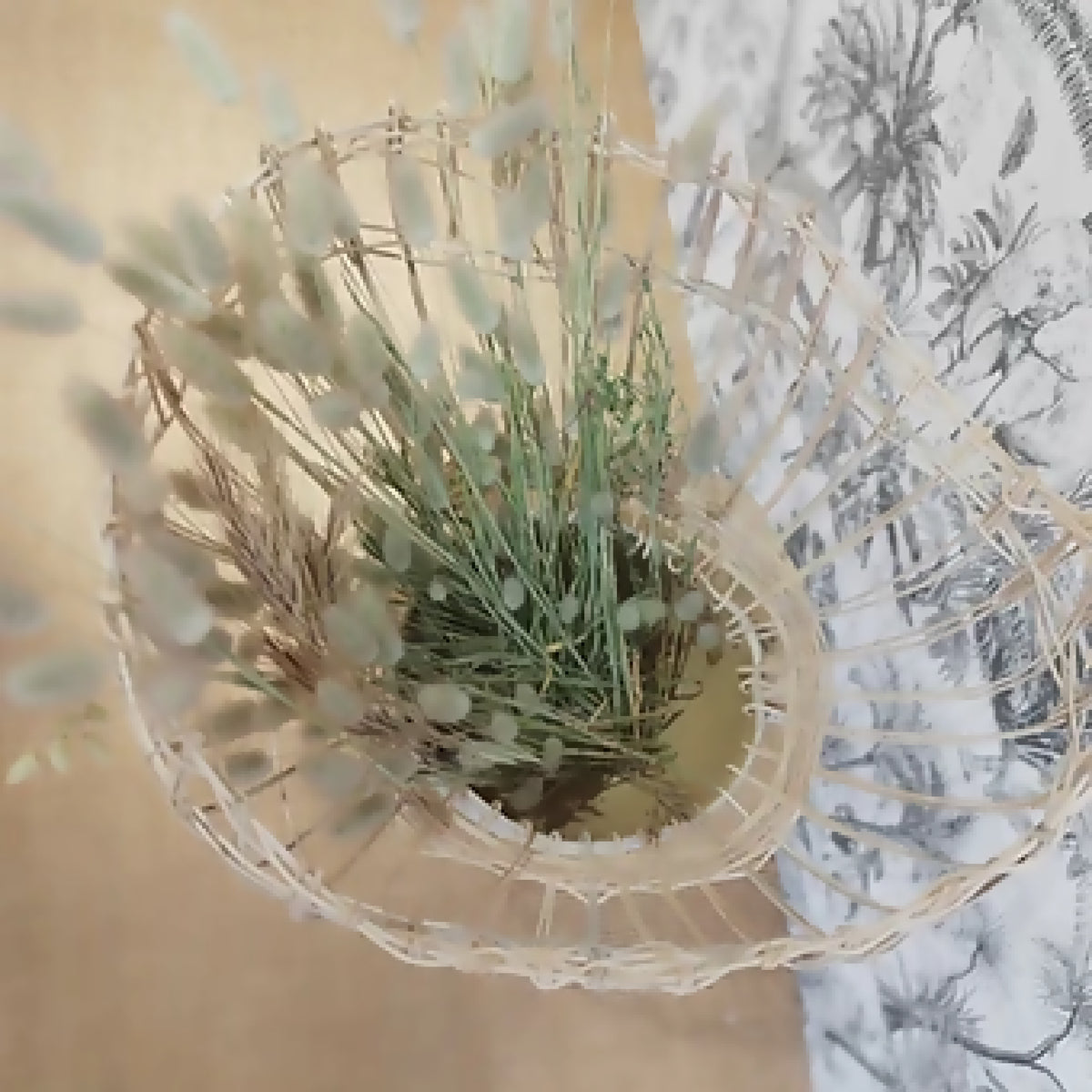 Vase nuage en céramique beige, décor de branches et herbes en cercle