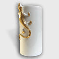Vase blanc avec salamandre dorée sculptée sur la face.