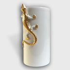 Vase blanc avec salamandre dorée sculptée sur la face.