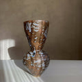 Vase en céramique brun, forme galbée, glaçure tachetée beige et bleutée