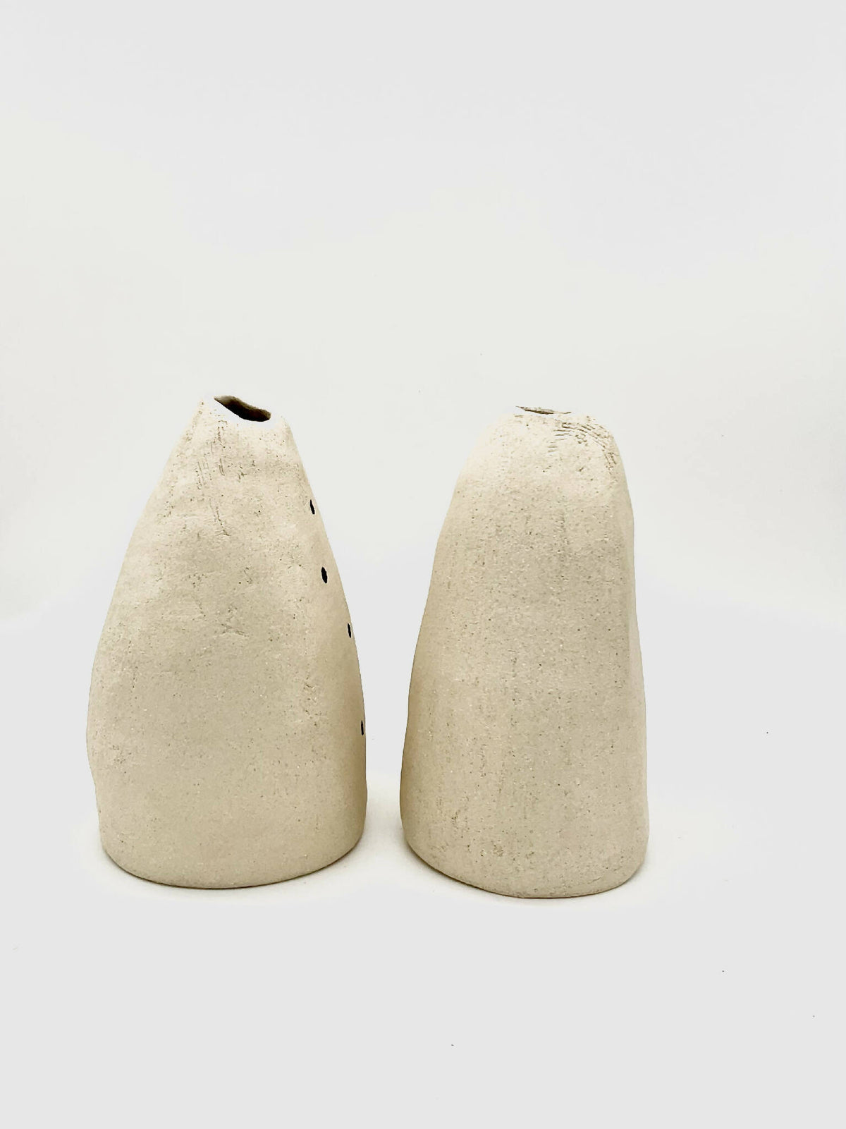 Deux vases coniques DUO beige, vue de profil, surface texturée et ouverture en haut.