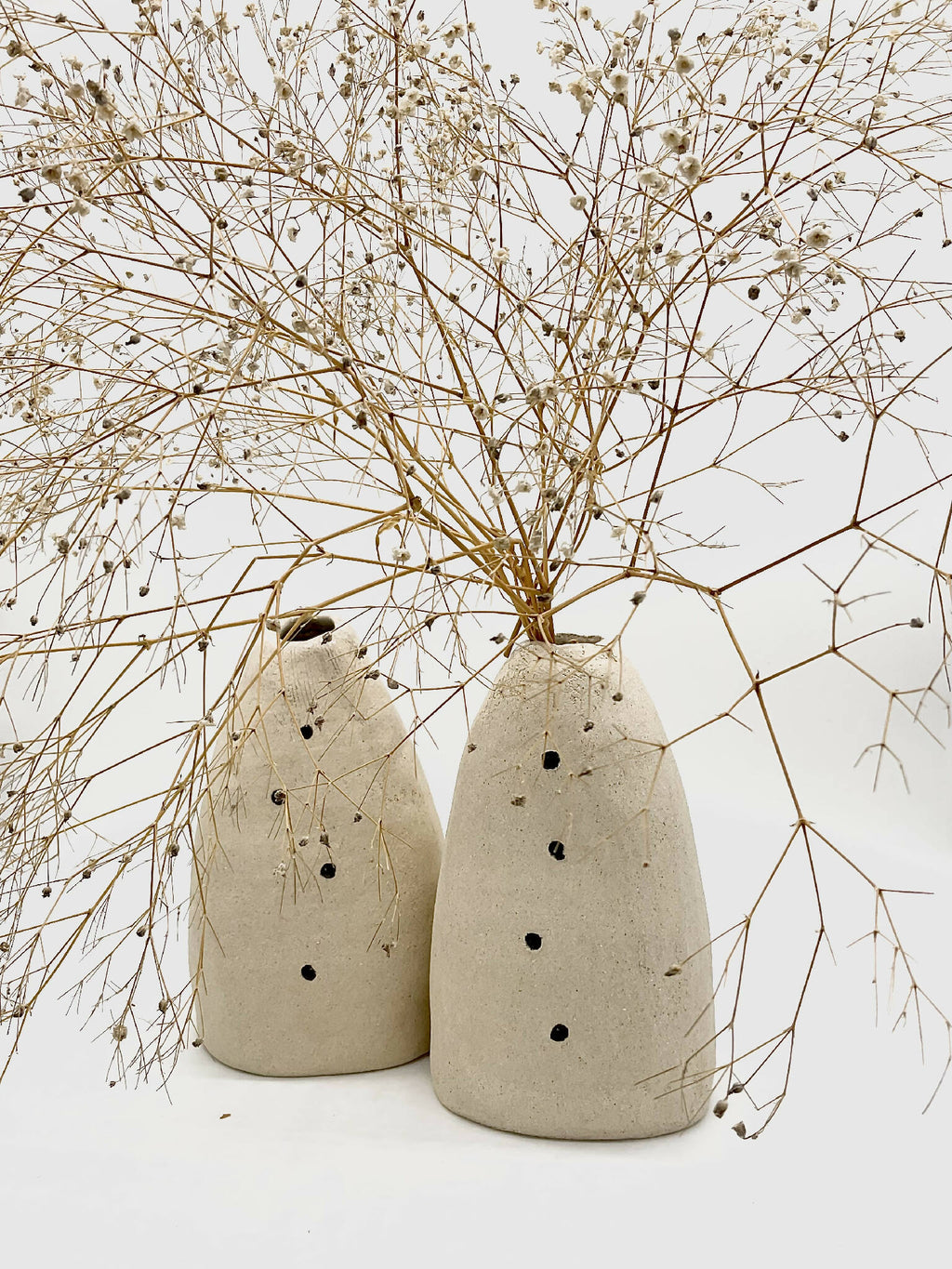 Paire de vases coniques DUO beige, ouvertures en haut et points noirs décoratifs.