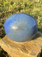Pierre décorative ovale bleue veinée, reflets brillants, aspect marbré.