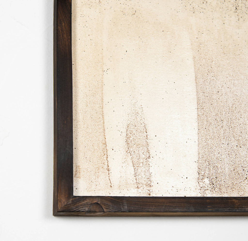 Œuvre originale abstraite encadrée, cadre brun foncé et texture beige granuleuse sur la toile.