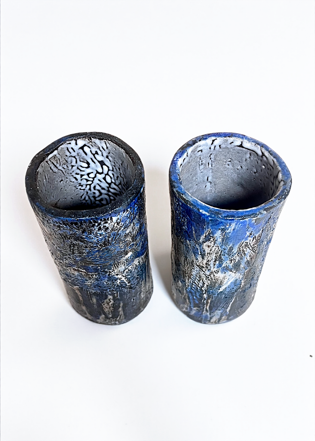 Paire de petits vases cylindriques en grès, ouverture arrondie, finitions bleu et gris