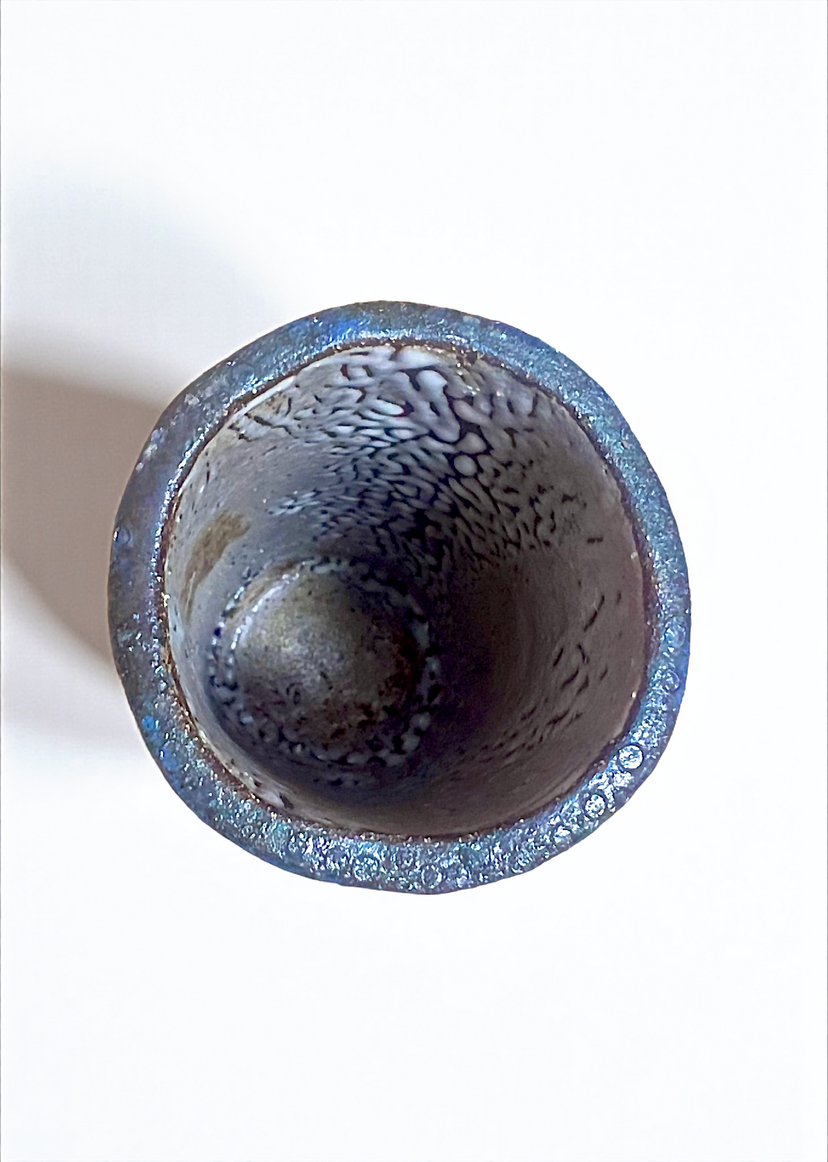 Petit vase en grès, vue du dessus : ouverture en relief, intérieur gris bleuté