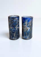 Paire de petits vases cylindriques en grès, finition bleue patinée et motifs argentés