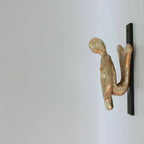 Porte-manteau mural patiné beige, deux crochets en forme de bras sur support noir
