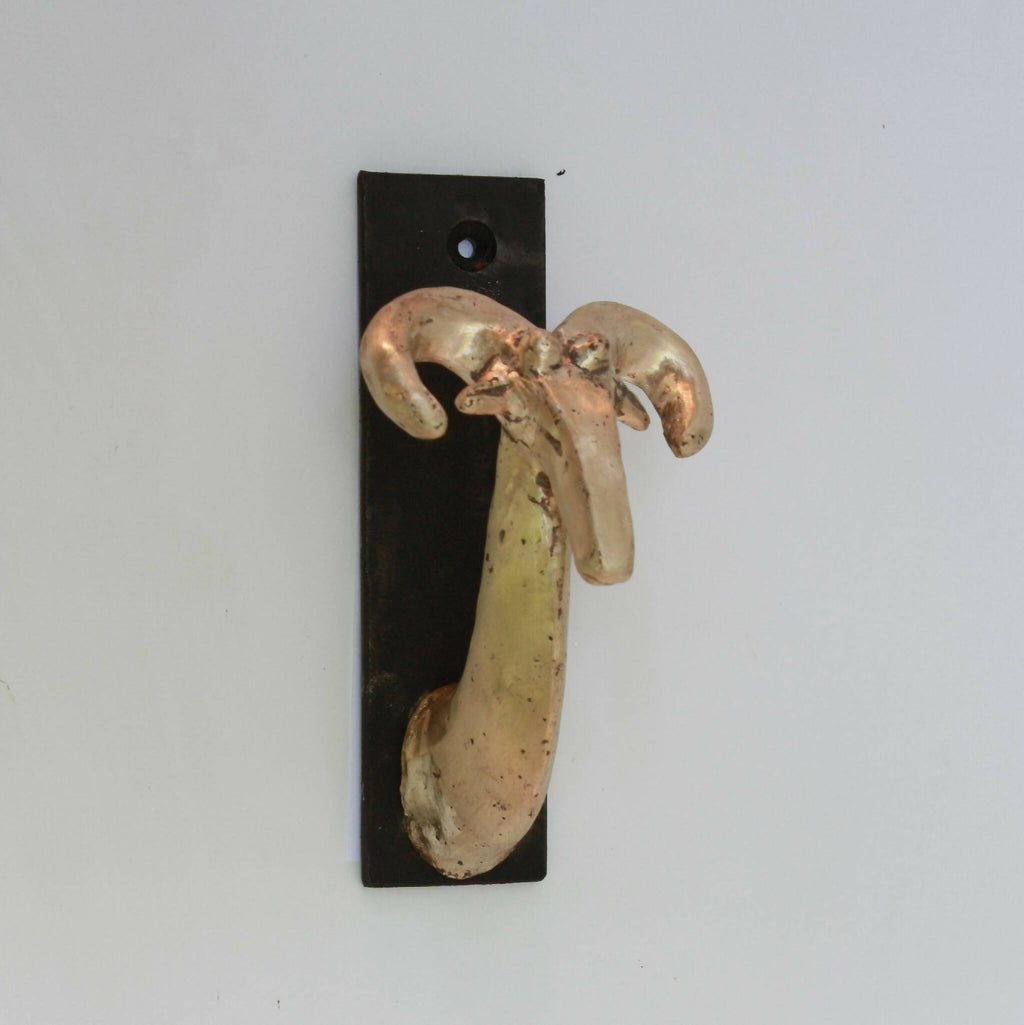 Porte-manteau mural noir avec patère en forme de main en bronze patiné