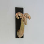 Porte-manteau mural noir avec patère en forme de main en bronze patiné