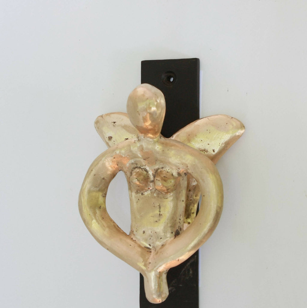 Porte-manteau cœur ailé en métal patiné beige, monté sur plaque murale noire
