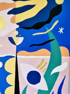 Peinture acrylique abstraite en gros plan : aplats bleu, jaune, rose et étoiles.