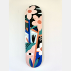 Skateboard décoré d’un visage et de fleurs stylisés, palette bleu, beige et noir.