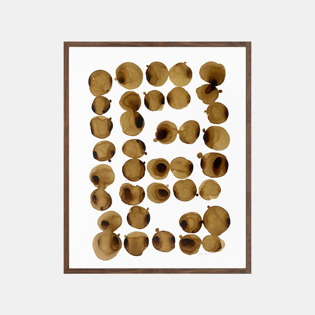Tableau encadré, peinture au café sur papier coton, taches circulaires brunes.