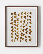 Tableau encadré en bois brun, motifs en empreintes de café marron sur fond clair