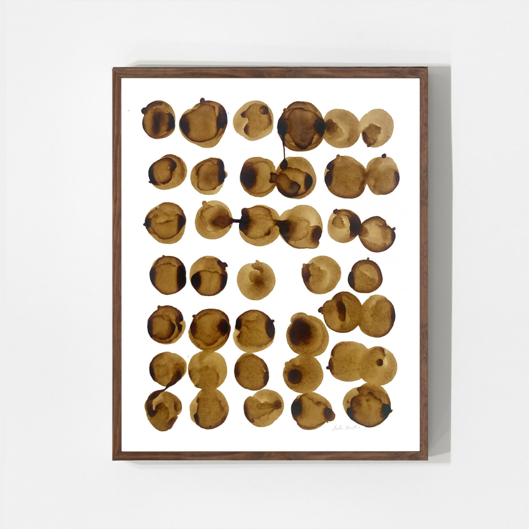 Tableau encadré d’encres café, taches rondes sur papier coton.