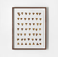 Peinture café sur papier coton encadrée, motifs bruns en grille.