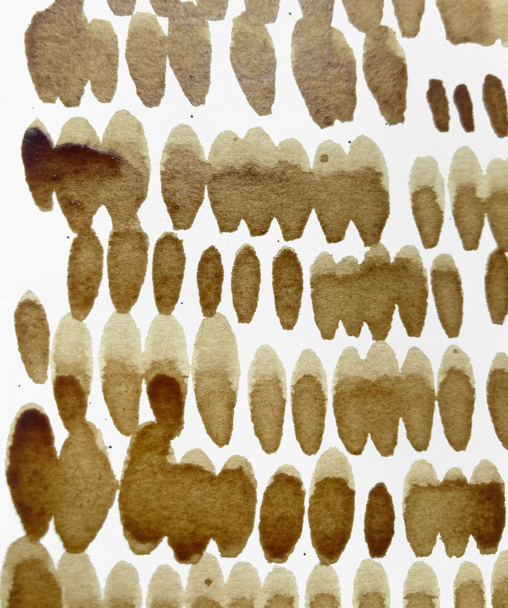 Détail d’une peinture café abstraite, formes de taches sur papier coton