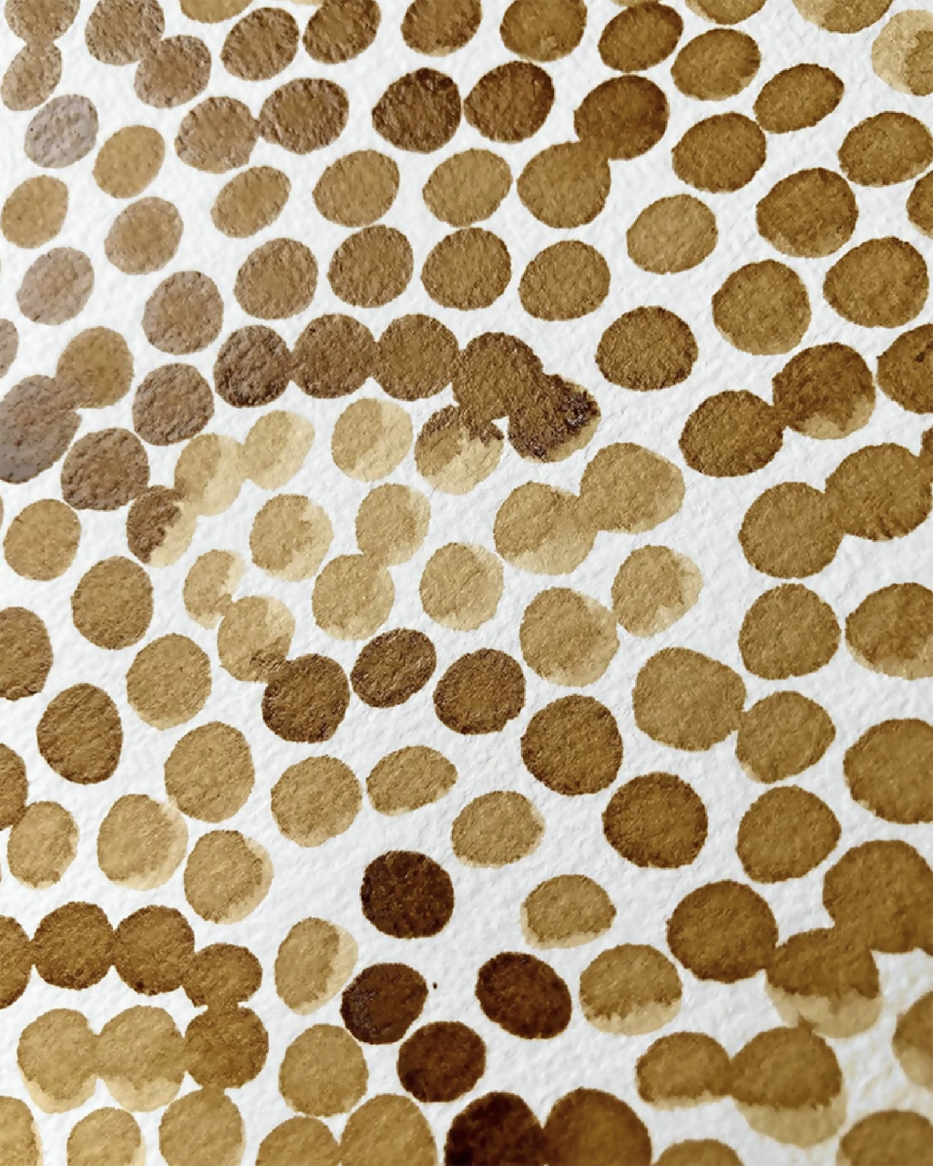 Peinture sur papier coton, texture à pois café aux tons beiges et bruns.