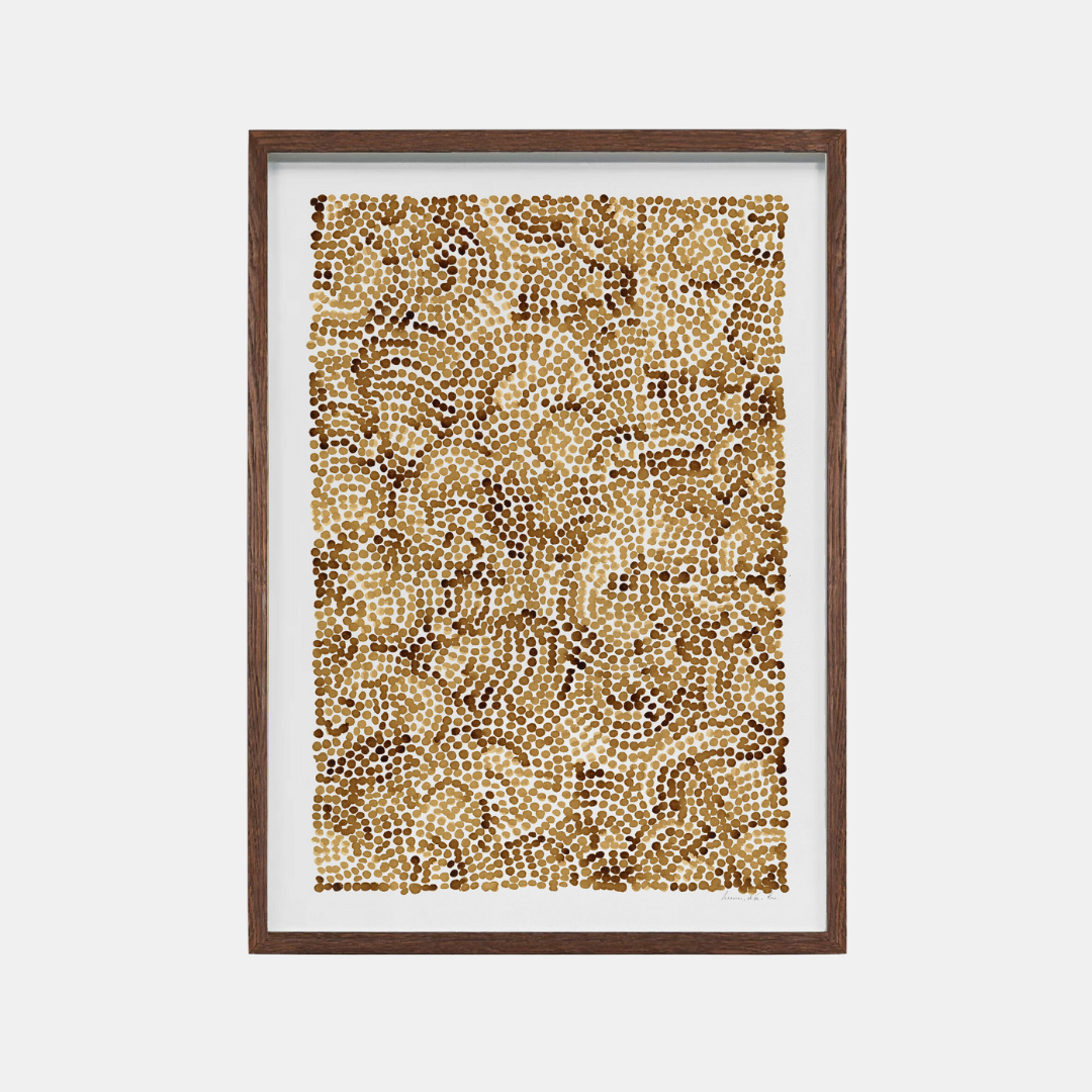 Tableau encadré en peinture au café, motif de points ocre sur fond clair.
