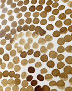 Tableau encadré, gros plan sur points de café ocre et bruns sur fond crème.