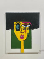 Peinture encadrée : portrait abstrait jaune, cheveux noirs et regard bleuté.