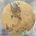Peinture abstraite circulaire « Terre de Lune » beige avec taches bleu-vert patinées