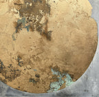Peinture circulaire beige à texture, grandes zones bleu-vert et taches brun foncé