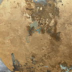 Peinture abstraite circulaire beige, traînées et reliefs bleu-vert sur taches brunes