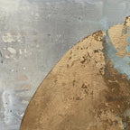 Toile peinte beige doré, bord incliné et traces bleu-vert au relief