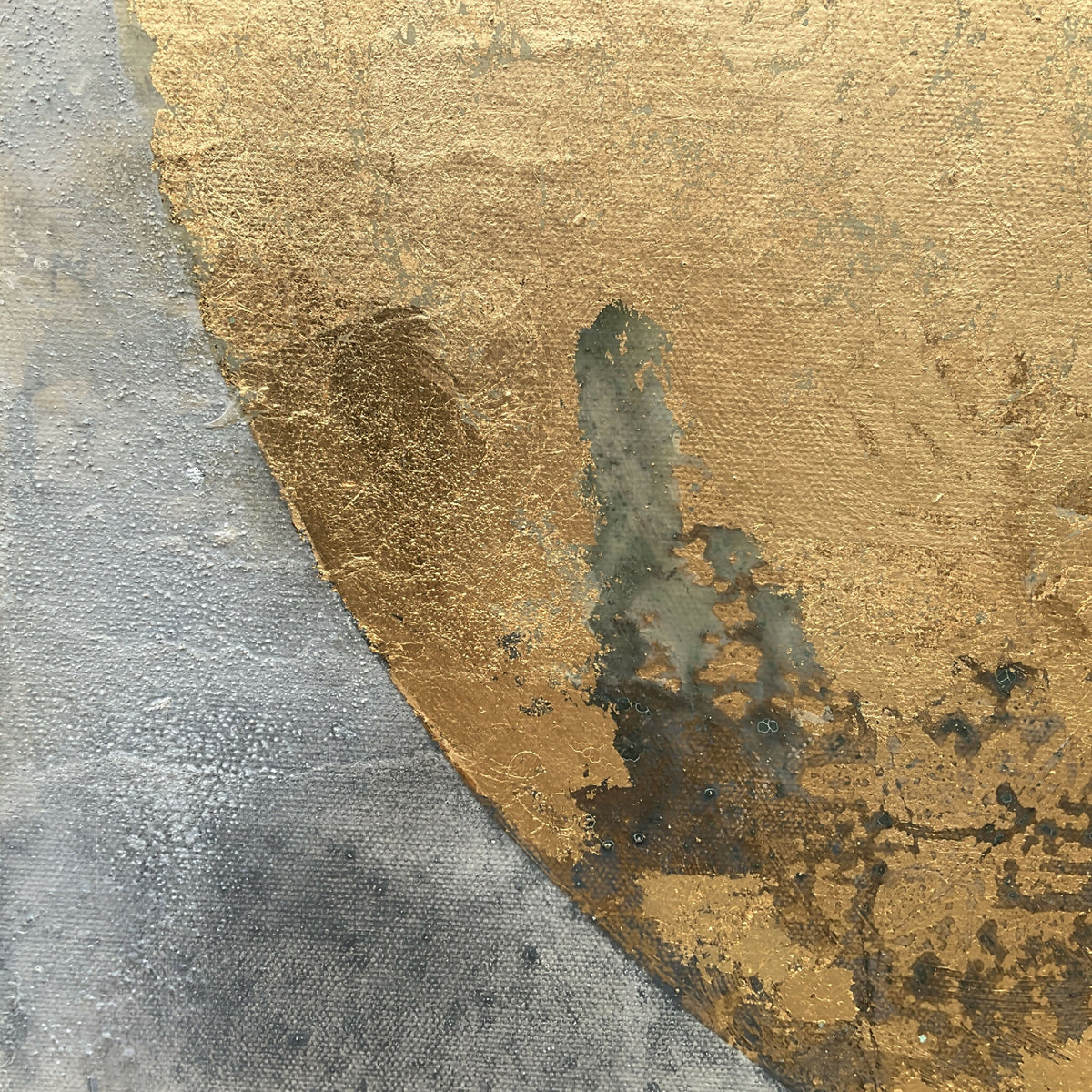 Fragment de peinture circulaire beige doré, détails bleu-vert et texture grattée