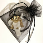 Pendentif au visage d’Aphrodite 3 dans un sachet voile noir, buste blanc et or